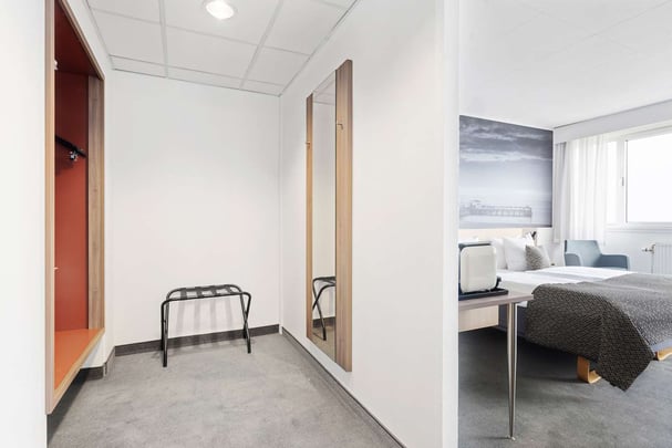 BW Airport entrance superior 3_single