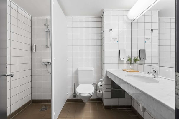 Standard Twin Bathroom