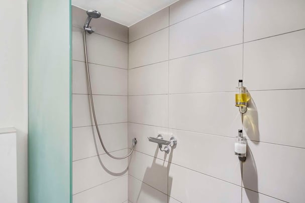 King deluxe room bath