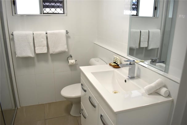 Deluxe Twin Bathroom b