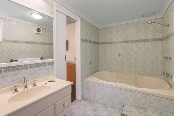 Deluxe Guest Room Bathroom