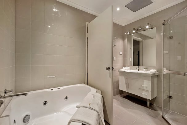 Spa Suite Bathroom