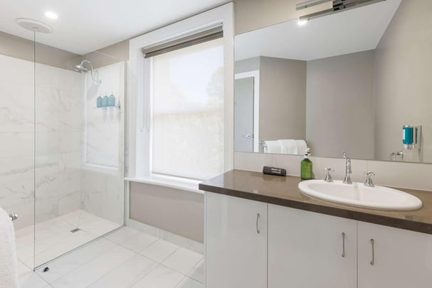 Heritage King Bathroom