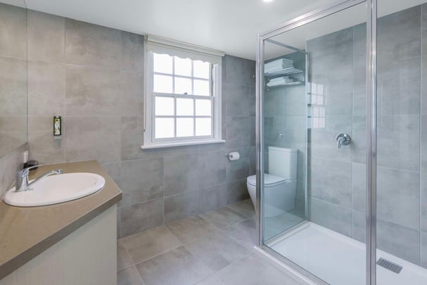 Deluxe King Bathroom