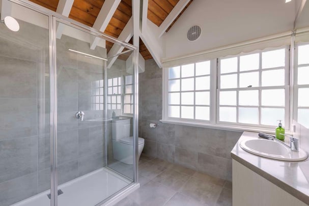 Deluxe King Bathroom