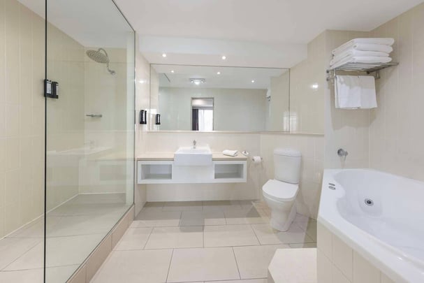 Executive Spa Suite Bathroom