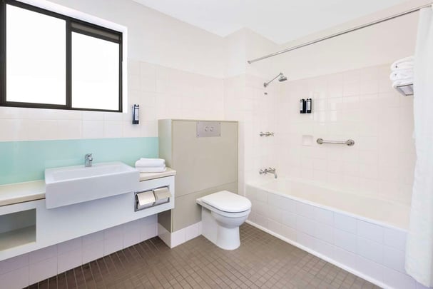 Bathroom - Family Room Queen & Two Singles