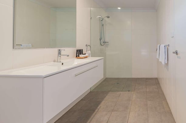 Deluxe King Bathroom