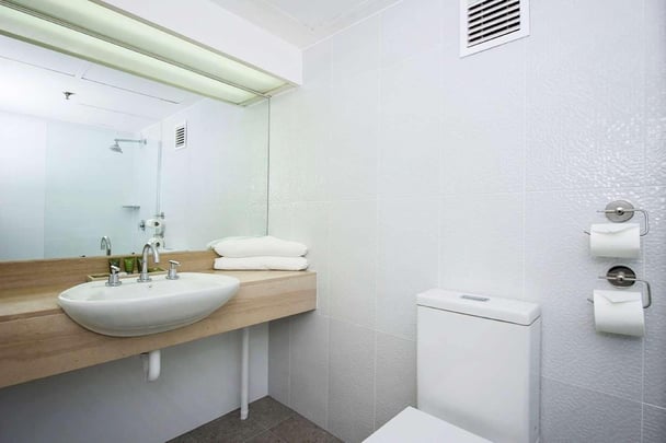 DELUXE QUEEN | BATHROOM