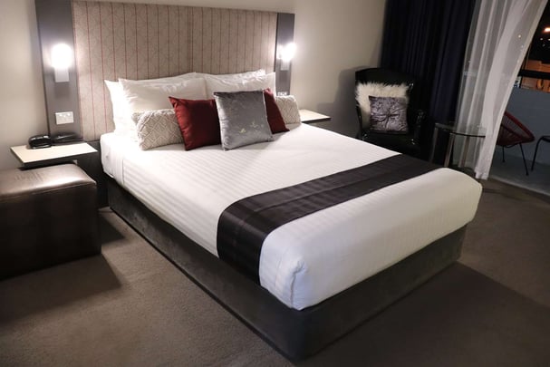 DELUXE QUEEN | CITY VIEWS