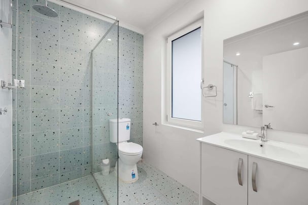 Deluxe Queen and Single Bathroom