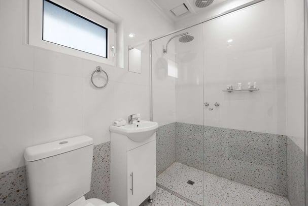 Superior Queen with Courtyard Bathroom