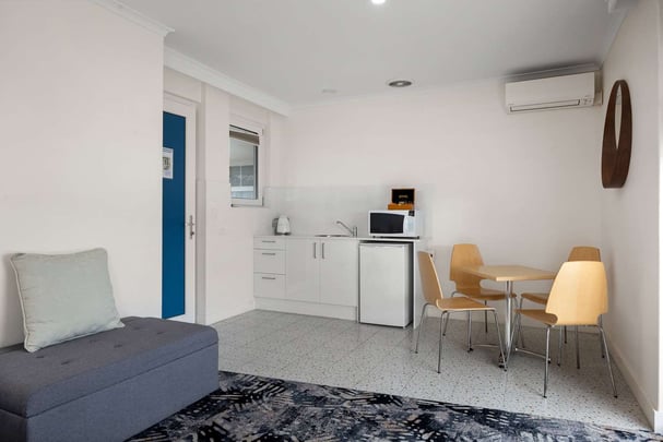 Superior Queen with Courtyard