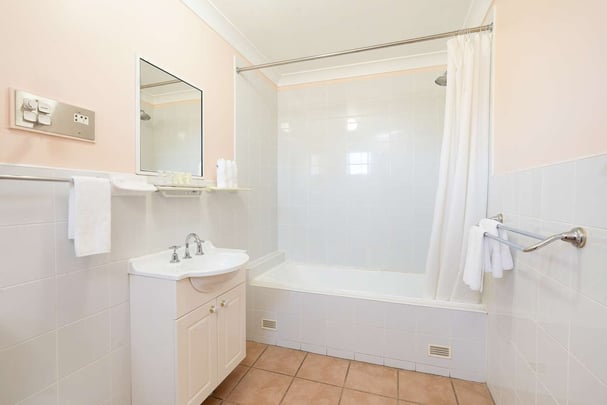 Standard queen room bathroom