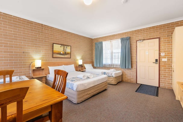 Standard 1 queen 1 single room