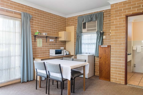 Accessible 3 queen 1 single room dining