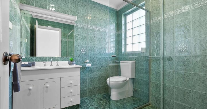 Superior 1 queen 1 single bathroom