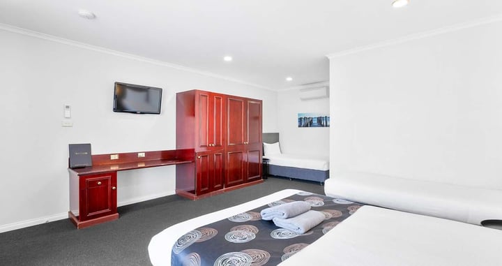 Superior 1 queen 2 single