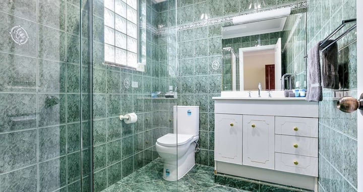 Superior 1 queen 2 single bathroom