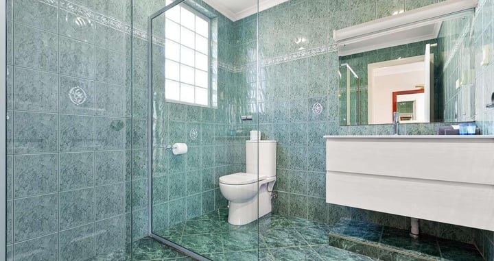 Ocean view 1 queen 1 single bathroom