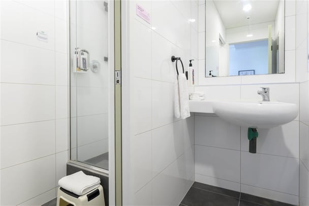 Standard Queen & Single bathroom