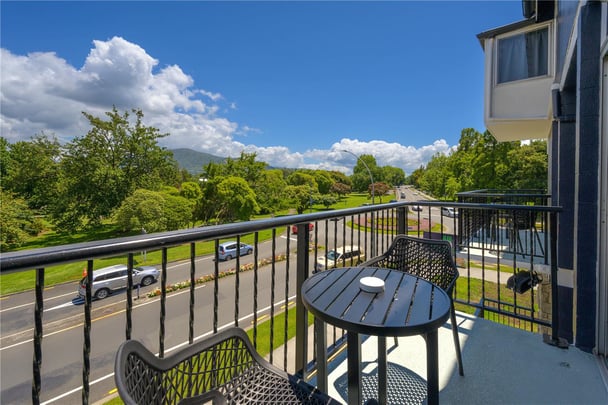 Premium 2 Queens balcony