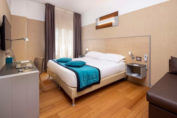 Camera tripla deluxe