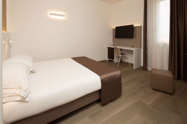 Business Double Queen Bed Guest Room