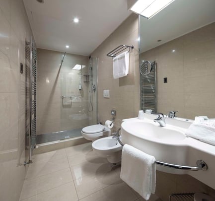 Guest Bathroom Two Single Bed Connecting Room