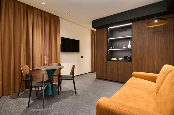 Executive Queen Room Sitting Area