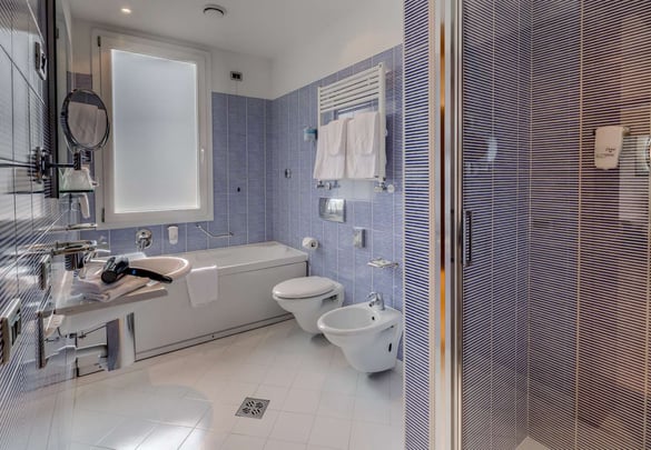 Junior Suite - bathroom