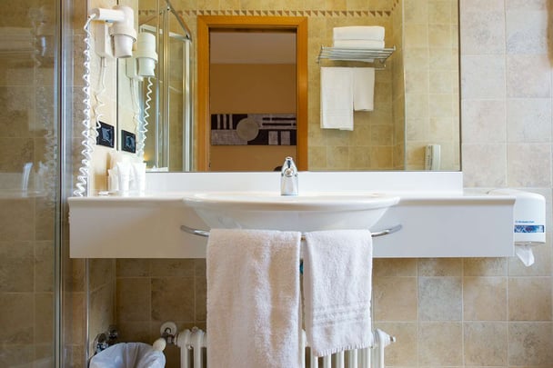 Classic Two Twin Bed Guest Room Bath