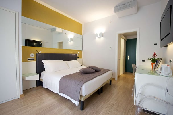 Classic Queen Bed Guest Room