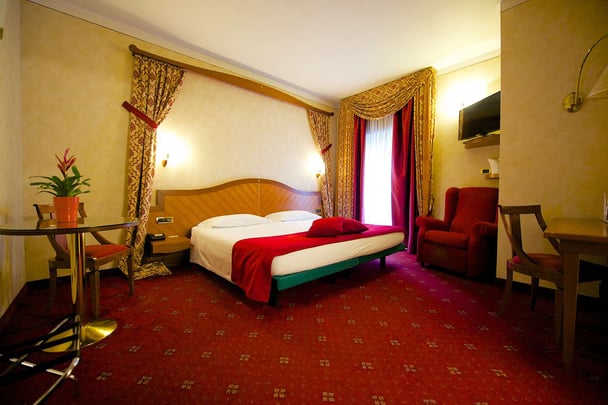 Classic Queen Bed Guest Room