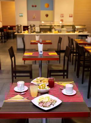 BREAKFAST TAVOLO CON PIATTINO