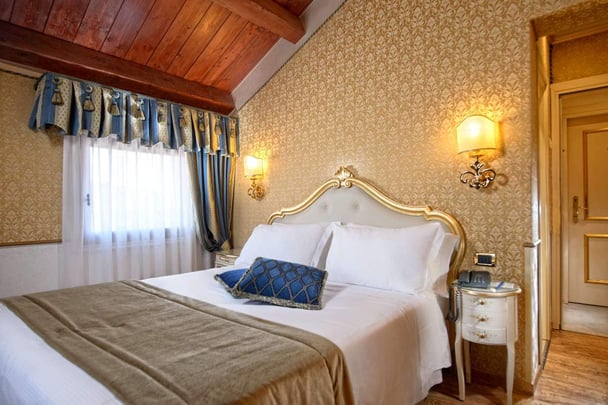 Superior Venetian Style Room