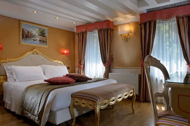 Superior Venetian Style Room