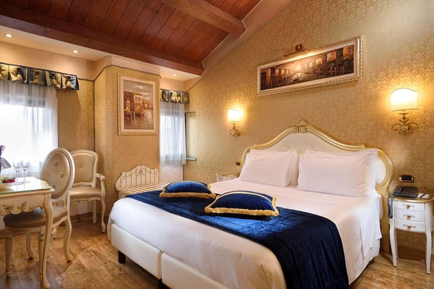 Superior Venetian Style Room