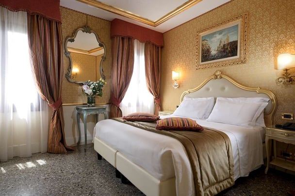 Superior Venetian Style Room