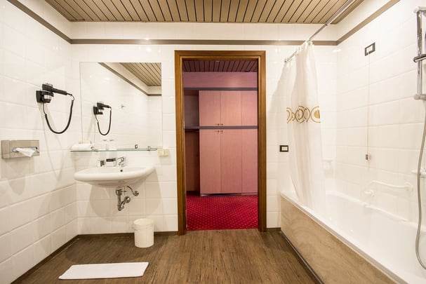 Queen Comfort Classic Room bathroom