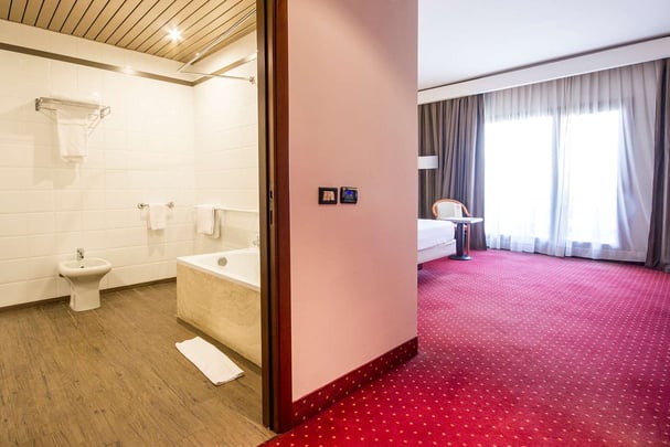 Queen Comfort Classic Room