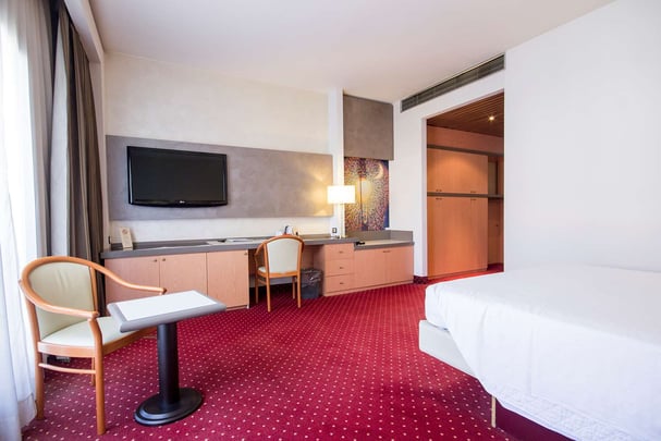 Queen Comfort Classic Room