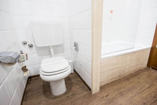 economy room bathroom