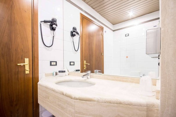 economy room bathroom