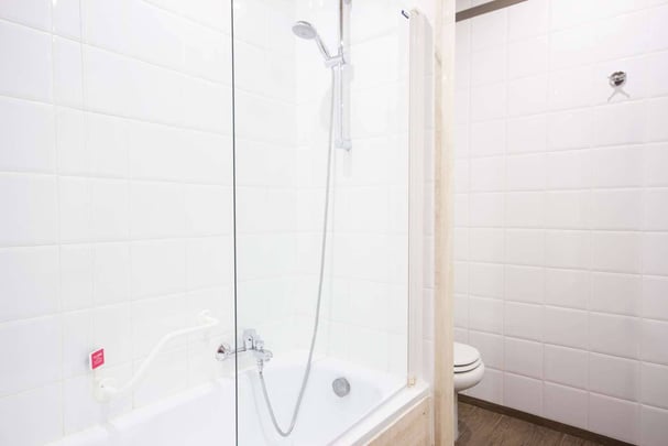 economy room bathroom