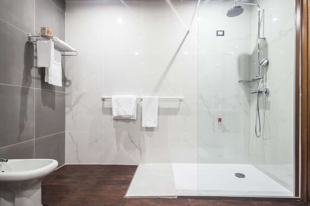 Queen Comfort Room bathroom