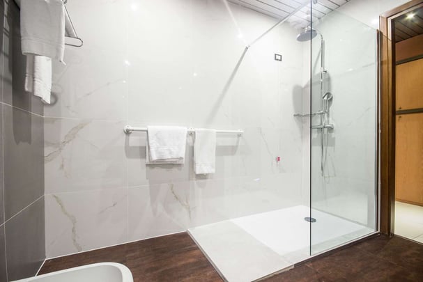 Queen Comfort Room bathroom