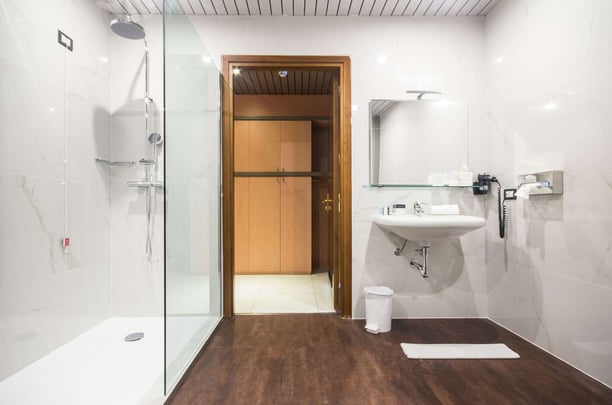 Queen Comfort Room bathroom