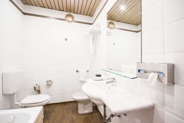 comfort classic room bathroom