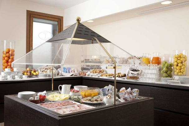 Breakfast Room - Buffet